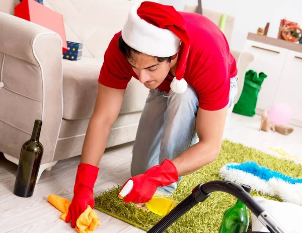 Hombre limpiando su apartamento después de la fiesta de Navidad — Foto de Stock