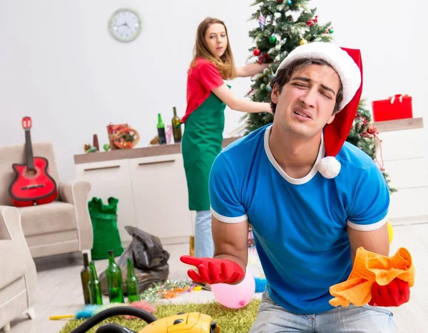 Młode mieszkanie rodzinne sprzątanie po imprezie świątecznej — Zdjęcie stockowe