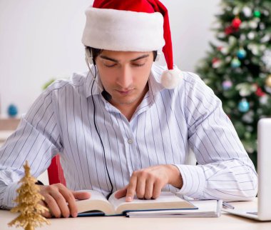 Telefonda yılbaşı indirimi sırasında telefon operatörü.