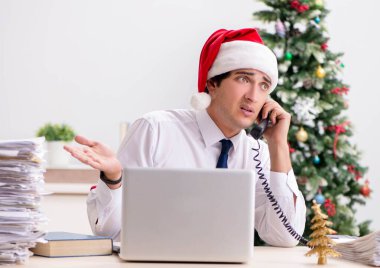 Yılbaşı vardiyasında çalışan genç işçi.