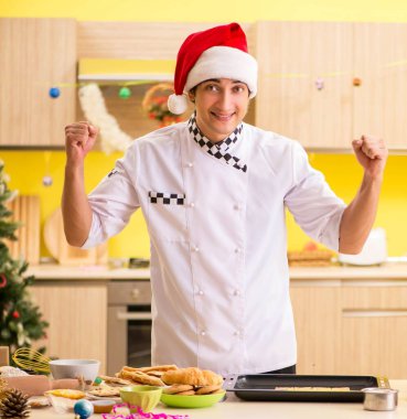 Noel arifesi mutfakta çalışan genç şef koca