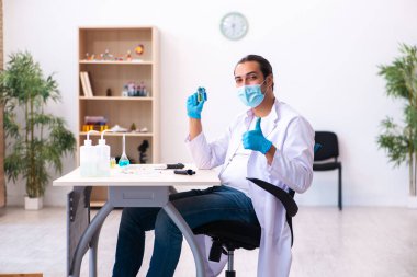 Salgın sırasında laboratuvarda çalışan genç bir kimyager.