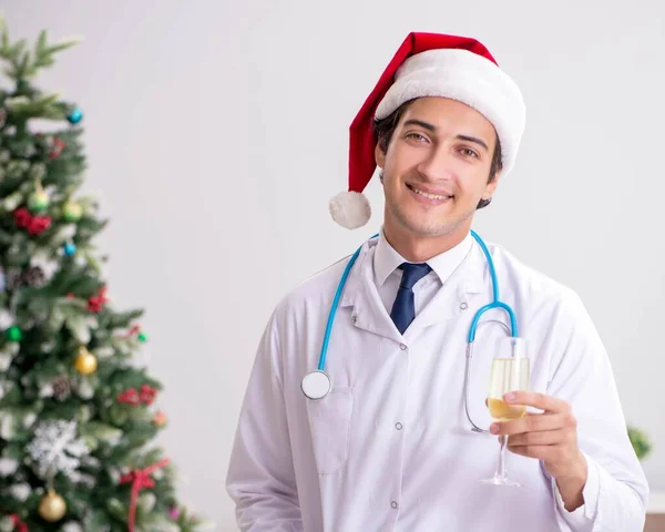 Doctor en el turno de Nochebuena —  Fotos de Stock