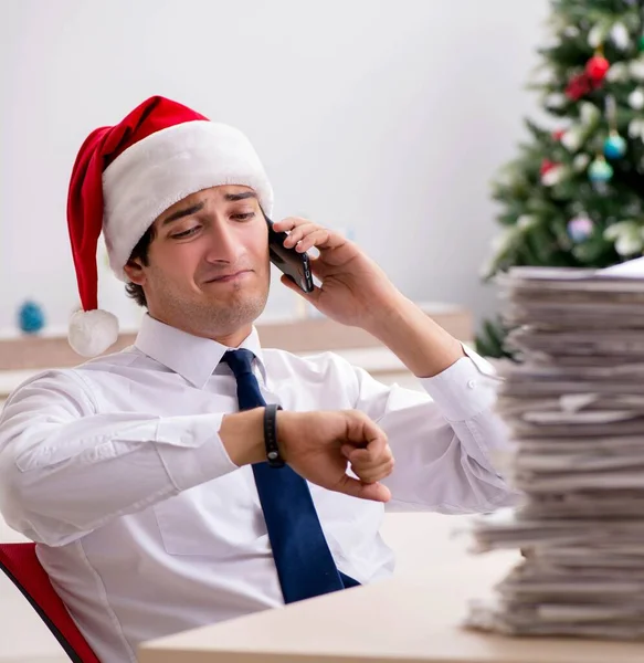 Jeune travailleur travaillant au bureau pendant le quart de Noël — Photo