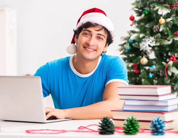 Молодой студент с книгой на Рождество — стоковое фото