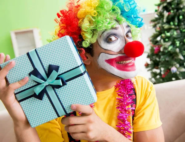 Lustiger Clown im Konzept der Weihnachtsfeier — Stockfoto
