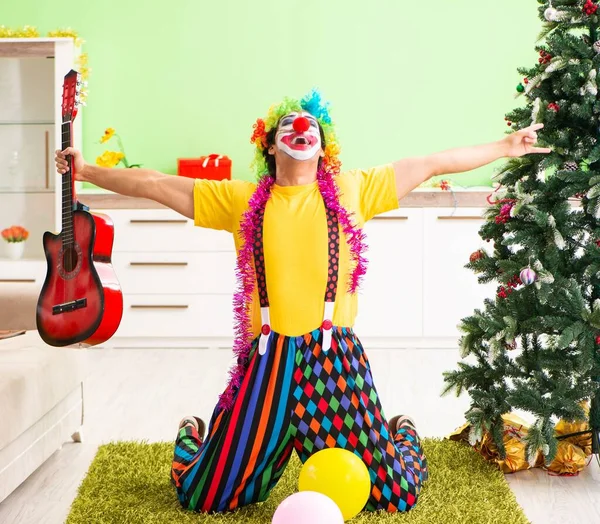 Payaso divertido en concepto de celebración de Navidad — Foto de Stock