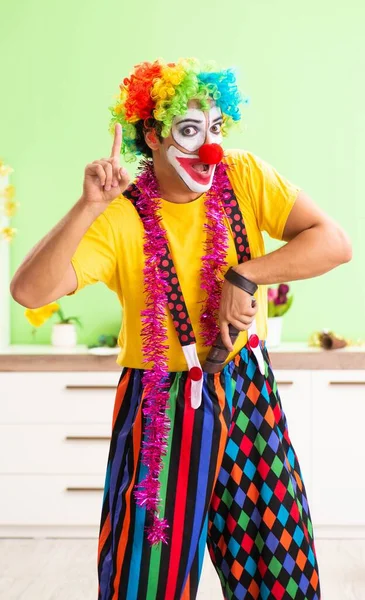 Rolig clown i jul firande koncept — Stockfoto