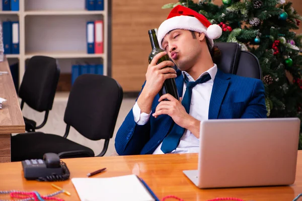 Empregado no escritório durante a festa de Natal — Fotografia de Stock