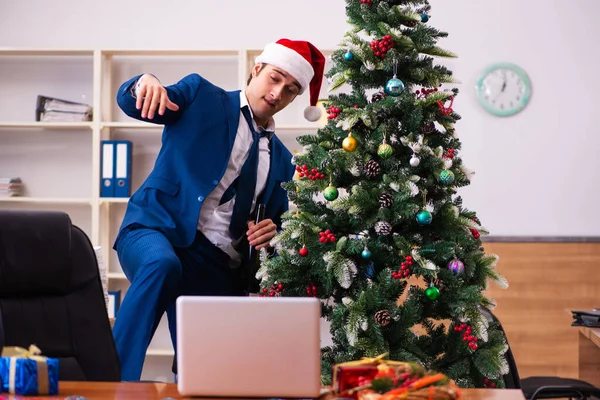 Employé au bureau pendant la fête de Noël — Photo