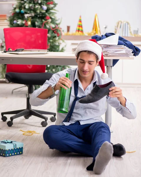 Junge hübsche Mitarbeiterin feiert Weihnachten am Arbeitsplatz — Stockfoto