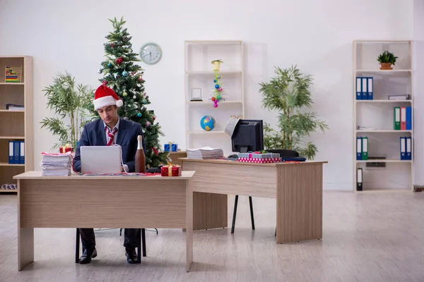 Ung mandlig medarbejder fejrer nytår på kontoret - Stock-foto