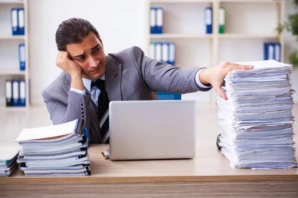 Junge männliche Mitarbeiter unzufrieden mit exzessiver Arbeit — Stockfoto