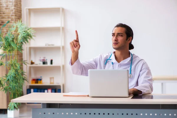 Giovane medico di sesso maschile nel concetto di telemedicina — Foto Stock