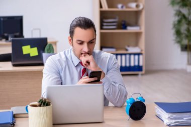 Zaman yönetimi konseptinde genç erkek çalışan