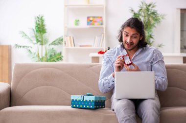 Genç adam internet üzerinden evlenme teklifi yapıyor.