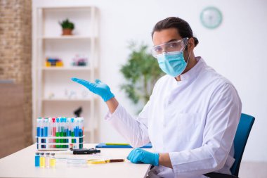 Laboratuvarda çalışan genç bir kimyager.