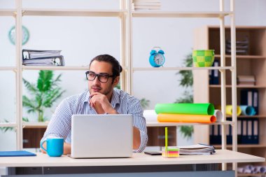 Ofiste çalışan genç bir erkek.