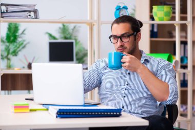 Ofiste çalışan genç bir erkek.