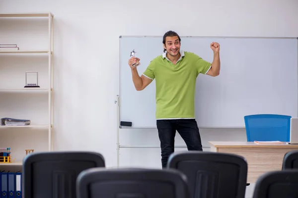 Jonge mannelijke student in business presentatie concept — Stockfoto