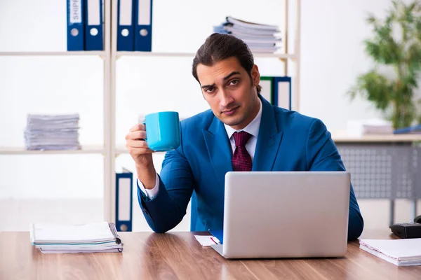 Jeune employé masculin travaillant au bureau — Photo