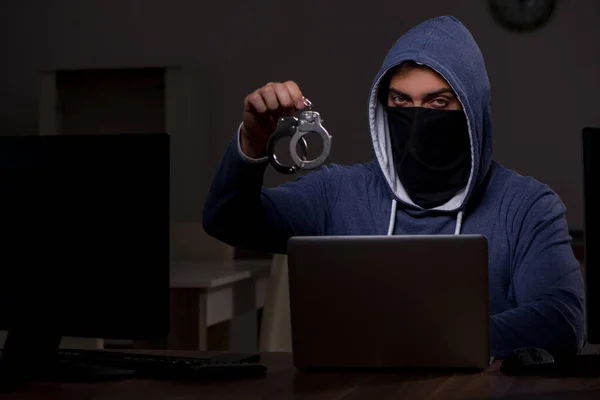 Hombre hacker piratería firewall de seguridad tarde en la oficina —  Fotos de Stock