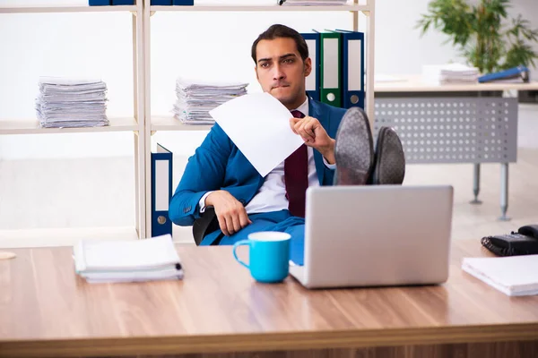 Junge männliche Angestellte im Büro — Stockfoto