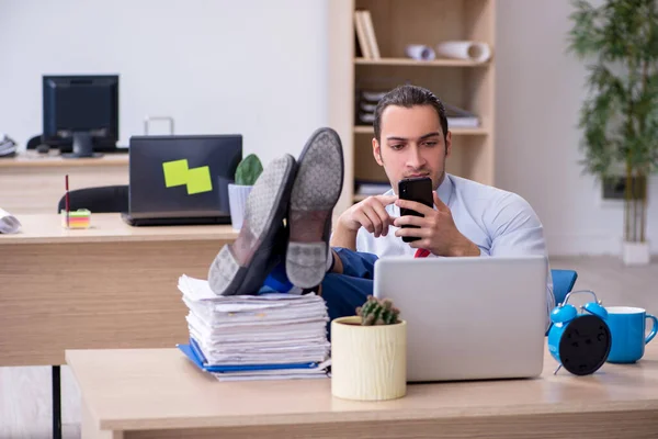 Giovane dipendente maschile nel concetto di gestione del tempo — Foto Stock