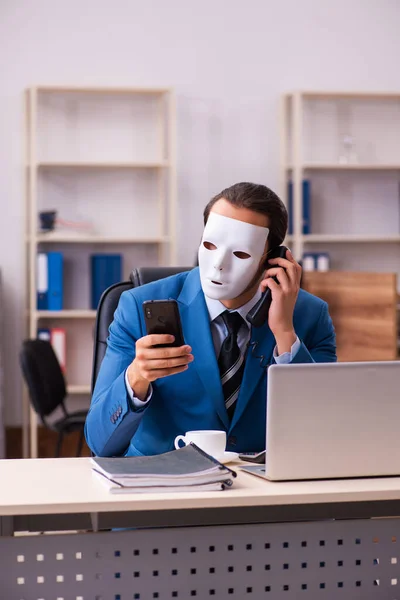 Ung man anställd bär masker på kontoret — Stockfoto
