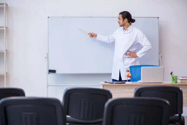 교실에서 세미나를 하고 있는 젊은 남성 의사 — 스톡 사진
