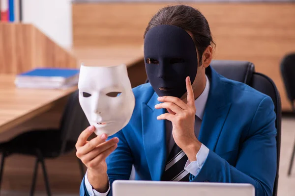 Молодий працівник чоловічої статі носить маски в офісі — стокове фото