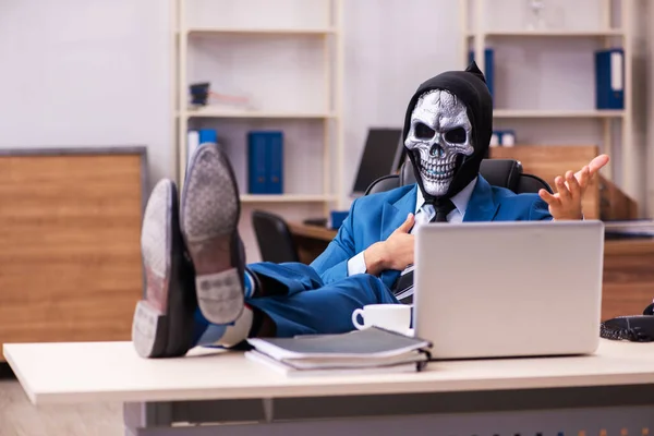 Диявол бізнесмен працює в офісі. — стокове фото