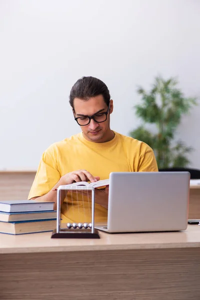 Jeune étudiant masculin dans le concept de télé-éducation — Photo