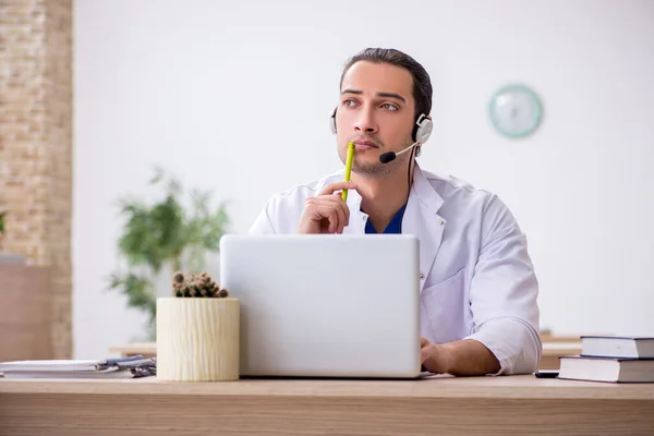 Joven doctor en concepto de telemedicina — Foto de Stock