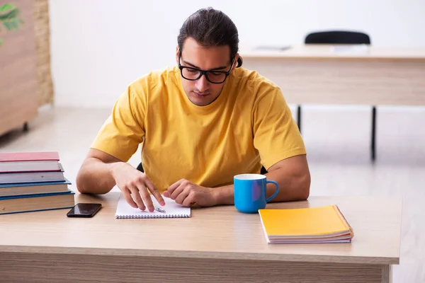 Giovane studente di sesso maschile prendere appunti durante la preparazione dell'esame — Foto Stock