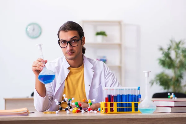 Молодий вчитель хімії чоловічої статі в класі — стокове фото