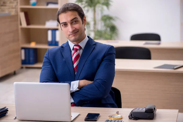 Joven empleado masculino sentado en la oficina —  Fotos de Stock