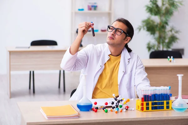 Ung manlig kemist lärare i klassrummet — Stockfoto