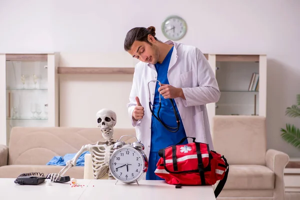 Jovem paramédico visitando paciente esqueleto — Fotografia de Stock