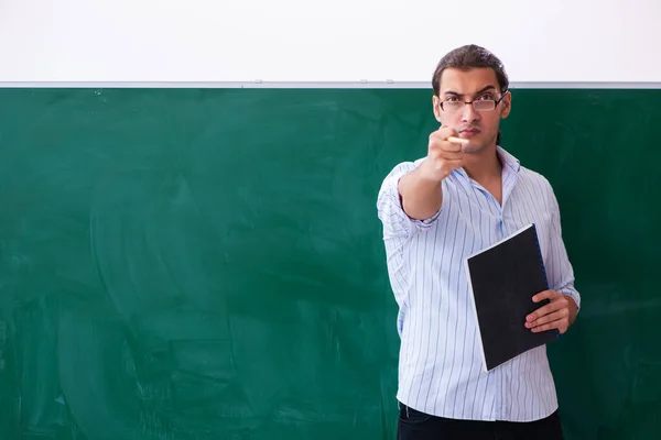 Jovem professor na frente do quadro negro — Fotografia de Stock