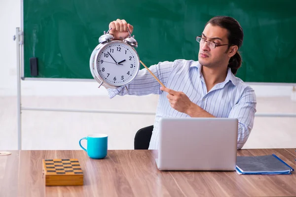 Junge männliche Lehrer im Zeitmanagement-Konzept — Stockfoto