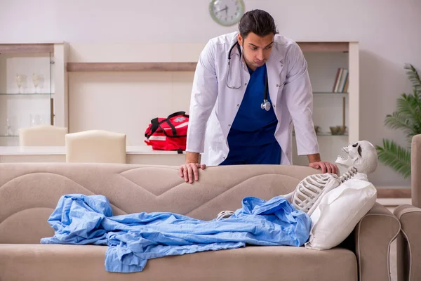 Giovane paramedico visita paziente scheletro — Foto Stock