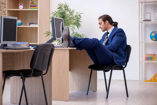 Молодий працівник чоловічої статі працює в офісі — стокове фото