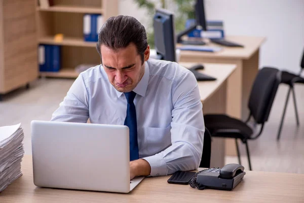 Junge männliche Angestellte sitzen im Büro — Stockfoto