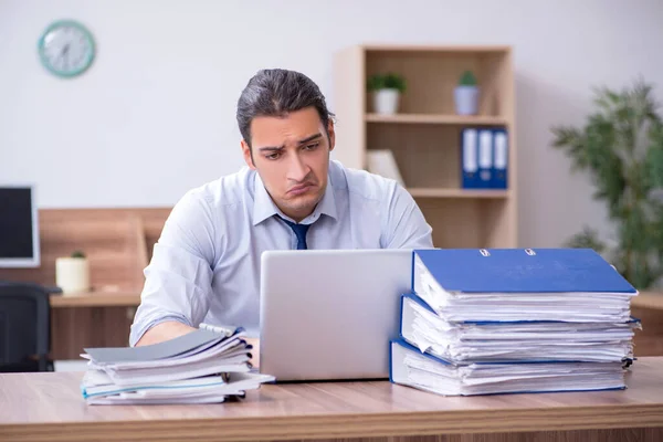 Junge männliche Mitarbeiter unzufrieden mit exzessiver Arbeit — Stockfoto