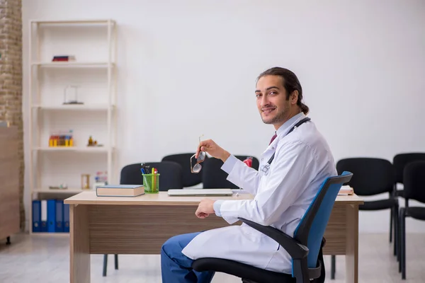 Young male doctor giving seminar in the classroom — Stock Photo, Image