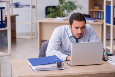 Ofiste çalışan genç bir muhasebeci.