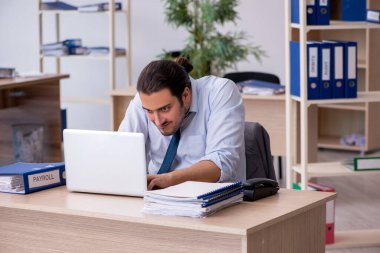 Ofiste çalışan genç bir muhasebeci.