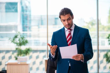 Ofiste çalışan yakışıklı bir genç.