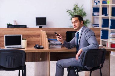 Ofiste çalışan genç bir erkek.